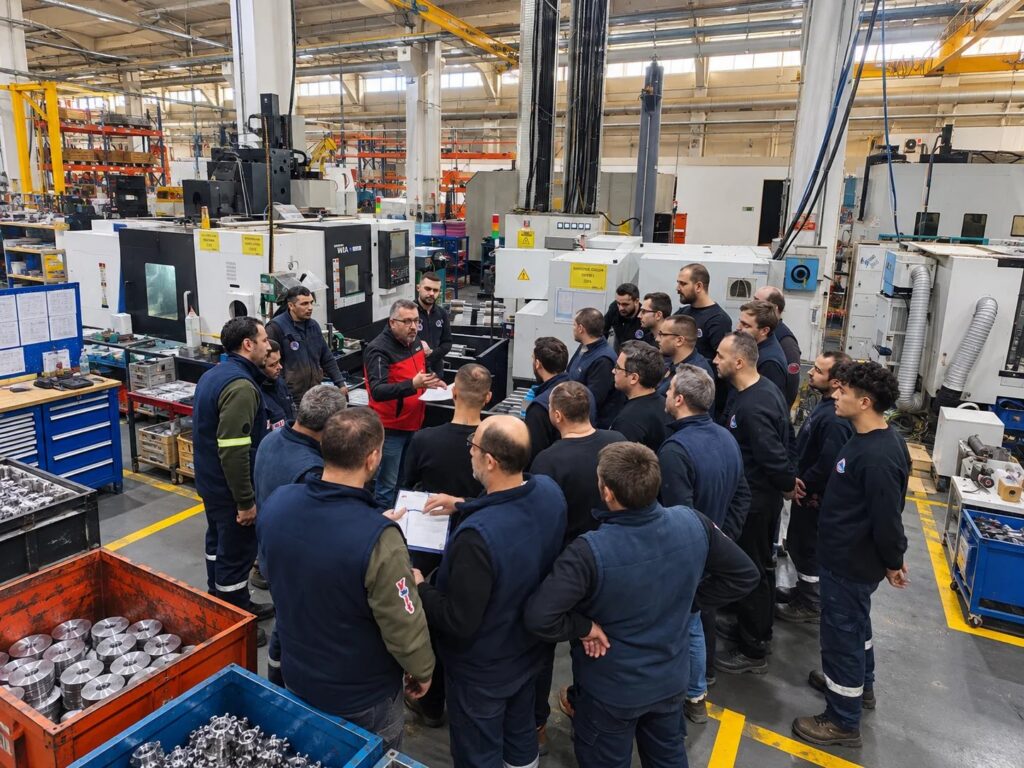 Gemba Partner Team bei einer Lean-Analyse in der Produktion