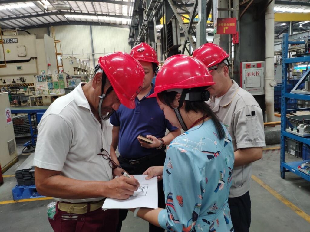 Tetsuya Yamazaki im Produktionsbereich eines Automobilwerks